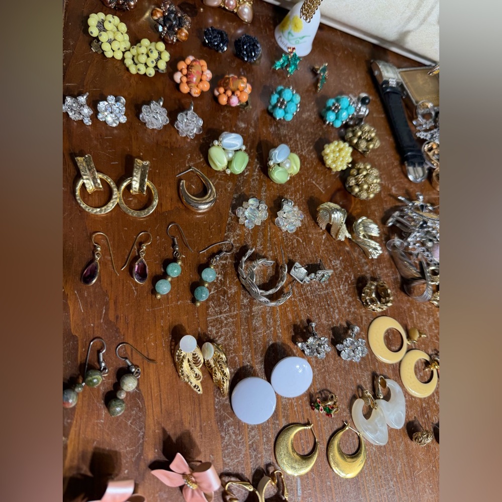 “ WONDERS FOUND “ VINTAGE JEWELRY FOR A POSHMARK SHOW AT 515PM ET - Picture 1 of 1